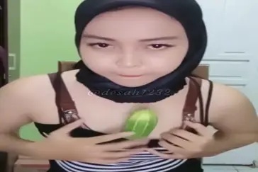 Bokep Jilbab Cantik Live Show Timun Gaya WOT Lumer