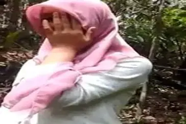 Scandal Jilbab Pink Di Hutan Jangan Rekam Mukaku