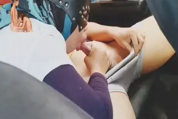 Tante Jilbab Beri Layanan Spesial Di Kursi Belakang Mobil